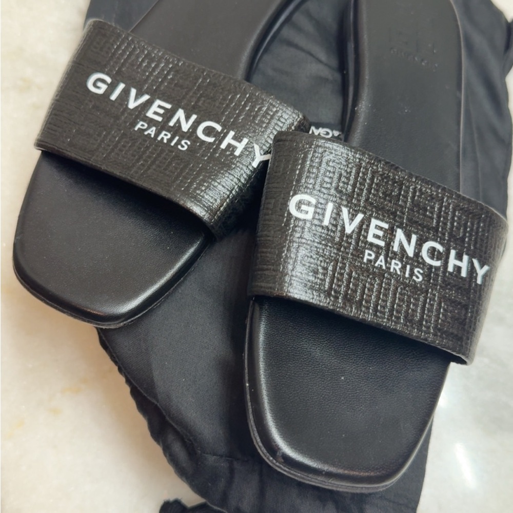 Givenchy Black and White women’s  Slides